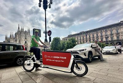 I bus "cabrio" che accompagnano i turisti nel cuore di Milano adottano una cargo-bike