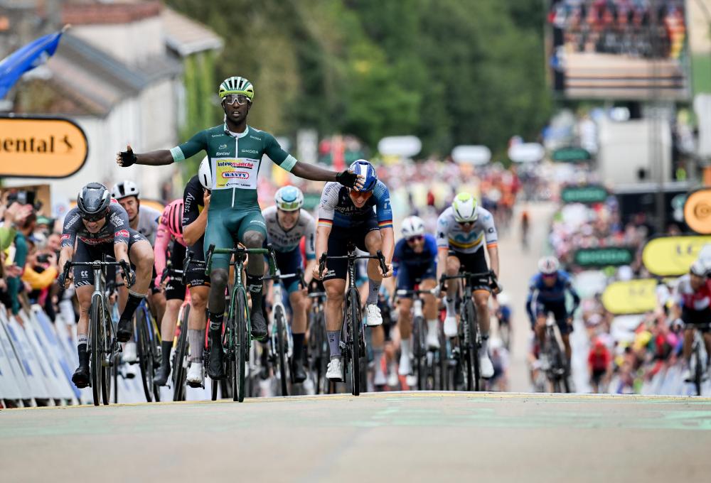 Tour de France - tappa 8:  il bis di Bini